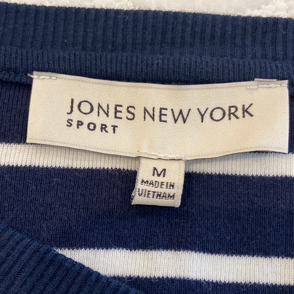 Jones New York.  Women’s top. Size M. - Picture 2 of 2